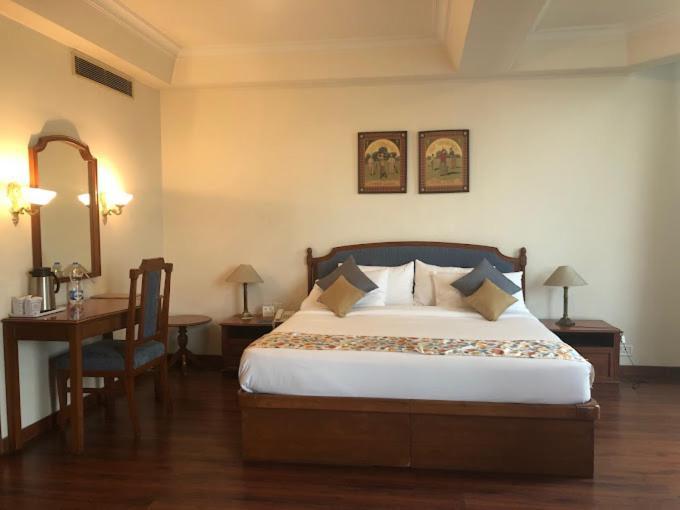 Hotel Crystal Palace Meerut Eksteriør bilde