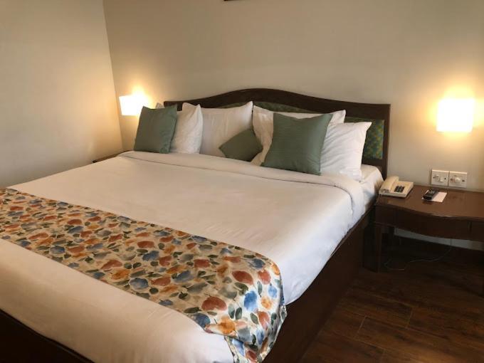 Hotel Crystal Palace Meerut Eksteriør bilde